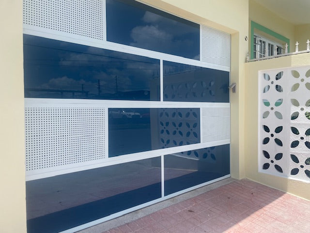 Puerta de Garaje EZ modelo Custom de Aluminio Blanco, Perforado Blanco, Cristal Azul Ice - Steel and Pipes Inc.